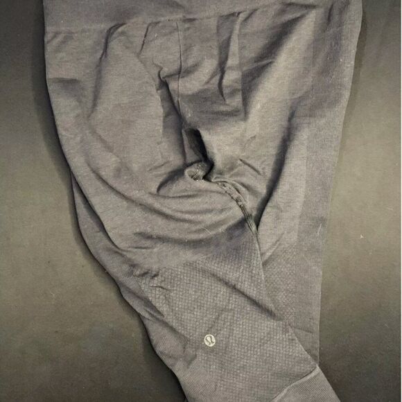 Lululemon Seamlessly Street‎ Crop Leggings Charcoal Workout Running Women Size 8 - Picture 1 of 4